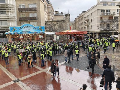 Plusieurs centaines de gilets jaunes ont défilé dans les rues de Rouen, samedi 22 décembre 2018. - Pierre Durand-Gratian