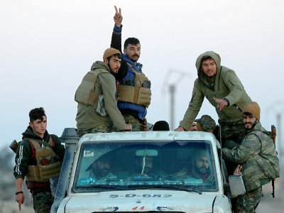 Des membres des Forces démocratiques syriennes (FDS) à Hajine, dans la province de Deir Ezzor, le 15 décembre 2018, après avoir chassé le groupe Etat islamique de cette localité - Delil SOULEIMAN [AFP/Archives]