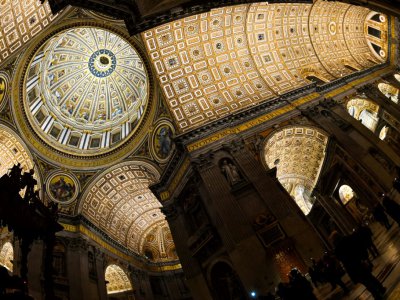 Le nouvel éclairage intérieur de la Basilique Saint-Pierre de Rome, composé d'environ 100.000 LED et contrôlé par ordinateur, le 25 janvier 2019 au Vatican - Andreas SOLARO [AFP]