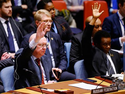 L'ambassadeur russe à l'ONU, Vassily Nebenzia, à gauche, lors d'un vote pendant une réunion au Conseil de sécurité sur le Venezuela, le 26 janvier 2019 - Johannes EISELE [AFP]