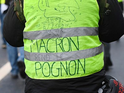 "Gilet jaune" portant la mention "Macron rend l'argent", à Quimper, le 26 janvier 2019 - Fred TANNEAU [AFP]