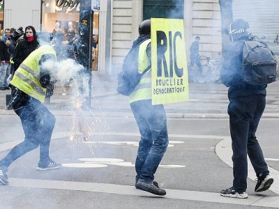 "Gilets jaunes" tentant d'éviter les gaz lacrymogènes de la police, à Nantes, le 26 janvier 2019 - SEBASTIEN SALOM GOMIS [AFP]