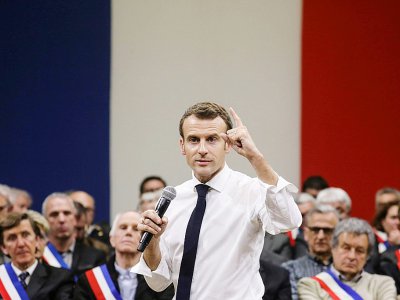 Emmanuel Macron avec des élus ruraux dans le cadre du grand débat, à Souillac, le 18 janvier 2019 - Ludovic MARIN [POOL/AFP/Archives]