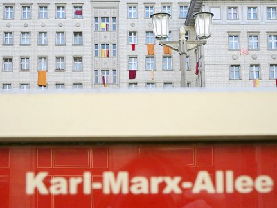 Des immeubles de la Karl-Marx-Allee à Berlin promis à la vente, où les locataires protestent avec des banderoles, le 18 décembre 2018 - Tobias SCHWARZ [AFP/Archives]