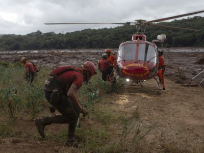 Un hélicoptère de la police participe aux opérations de secours près de Brumadinho au Brésil, après la rupture d'un barrage, le 26 janvier 2019 - Mauro Pimentel [AFP]