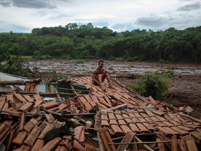 "Tout tremblait. J'ai vu des arbres énormes et des gens disparaitre sous la boue", raconte Emerson dos Santos, un sinistré de 30 ans, assis sur les décombres de sa maison familiale. - Mauro Pimentel [AFP]