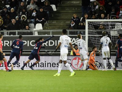 Jason Denayer (bras levé) exulte après avoir marqué pour Lyon sur la pelouse d'Amiens à a Licorne, le 27 janvier 2019 - FRANCOIS LO PRESTI [AFP]