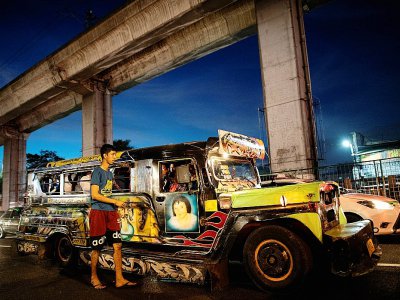 Un jeepney entièrement décoré, le 18 janvier 2019 à Manille, aux Philippines - Noel CELIS [AFP]