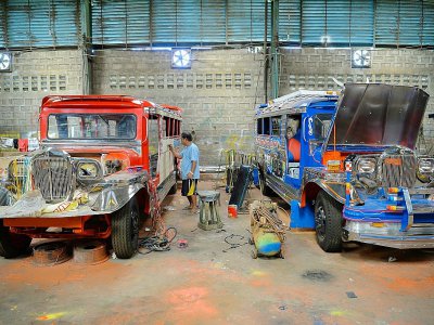 L'artiste Vic Capuno décore dans son atelier des jeepneys, le 29 novembre 2018 à San Pablo, au sud de Manille, aux Philippines - TED ALJIBE [AFP]