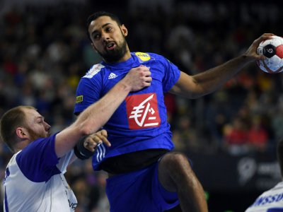 Le Français Melvyn Richardson tente de marquer face à l'Islande au Mondial de handball, le 20 janvier 2019 à Cologne - Patrik STOLLARZ [AFP/Archives]