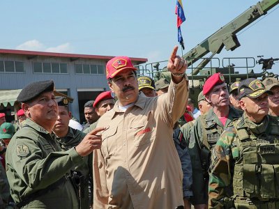Le président vénézuélien Nicolas Maduro (C) s'adresse à un commandant lors d'exercices militaires sur la base navale Agustin Armario à Puerto Cabello (Venezuela), le 27 janvier 2019 - HO [Venezuelan Presidency/AFP]