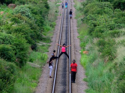 Des jeunes font de la l'exercice le long de la voie ferrée, le 27 janvier 2019 près du township d'Emakhandeni, aux abords de Bulawayo, dans le sud du Zimbabwe - Zinyange Auntony [AFP]