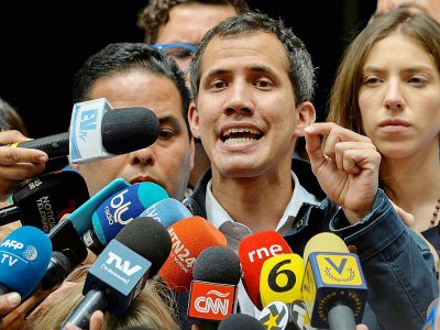 Le président autoproclamé du Venezuela, Juan Guaido, s'adresse à la presse après avoir assisté à une messe en l'honneur des prisonniers politiques et des exilés à l'église San Jose de Caracas, le 27 janvier 2019 - Luis ROBAYO [AFP]
