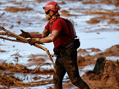 Un secouriste déblaie le terrain, à la recherche de disparus après la rupture d'un barrage près de  Brumadinho au Brésil, le 28 janvier 2019 - DOUGLAS MAGNO [AFP]