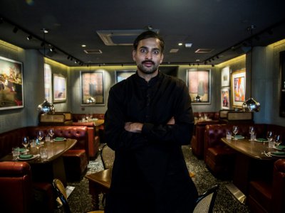 Asim Hussain dans son restaurant le New Punjab Club, le 16 janvier 2019 à Hong Kong - ISAAC LAWRENCE [AFP]