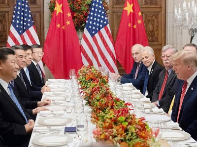 Les présidents américain Donald Trump et chinois Xi Jinping, avec leurs délégations, le 1er décembre 2018 à Buenos Aires - SAUL LOEB [AFP/Archives]