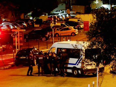 La police à proximité de l'immeuble du forcené à Bastia, le 30 janvier 2019 - PASCAL POCHARD-CASABIANCA [AFP]