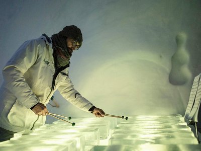 Un musicien joue sur un xylophone en glace, près de Trente,  le 17 janvier 2018 dans le nord de l'Italie - Marco BERTORELLO [AFP]