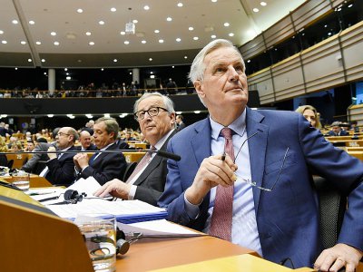 Michel Barnier (d) et le président de la Commission européenne  Jean-Claude Juncker, lors d'une session plénière à Bruxelles le 30 janvier  2019 à propos du Brexit - John THYS [AFP]