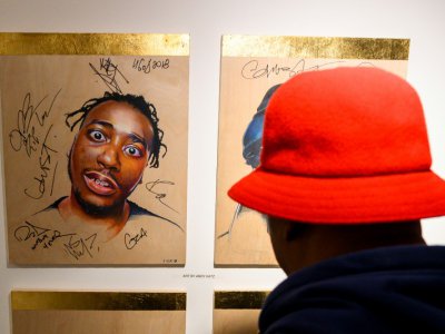 Grandmaster Caz observant un portrait du rappeur Ol' Dirty Bastard du Wu-Tang Clan au musée éphémère du Hip-Hop de Washington D.C. le 18 janvier 2018 - ANDREW CABALLERO-REYNOLDS [AFP]