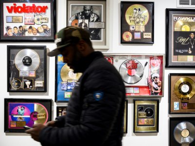 De multiples récompenses exposées au public au musée éphémère du Hip-Hop à Washington le 18 janvier 2019 - ANDREW CABALLERO-REYNOLDS [AFP]