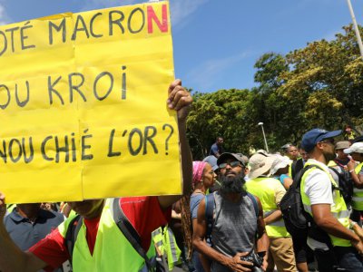 Des manifestants portant des "gilets jaunes" protestent contre les prix des carburants à Sainte-Marie sur l'île de La Réunion, le 28 novembre 2018 - Richard BOUHET [AFP/Archives]