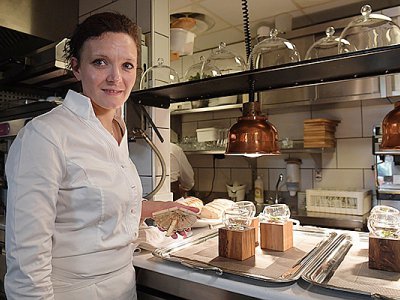 La chef Fanny Rey dans son restaurant "L'auberge Saint Remy", à Saint-Remy-de-Provence / AFP PHOTO / ANNE-CHRISTINE POUJOULAT - FRANCE-GASTRONOMY-WOMAN - AFP PHOTO / ANNE-CHRISTINE POUJOULAT