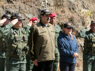 Nicolas Maduro (au centre), entouré par sa femme Cilia Flores (à droite) et son ministre de la Défense Vladimir Padrino (à gauche), lors d'un exercice militaire, le 1er février 2019 à Caracas - HO [Venezuelan Presidency/AFP]