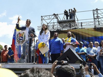Le chef de l'opposition Juan Gaudo s'adresse à la foule au côté de sa femme Fabiana Rosales, le 2 février 2019 - Juan BARRETO [AFP]