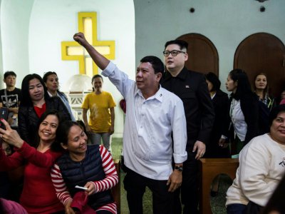 Le sosie du président philippin Rodrigo Duterte, connu sous le nom de Cresencio Extreme, en compagnie du sosie de Kim Jong Un, à un service religieux à Hong Kong le 3 février 2019. - ISAAC LAWRENCE [AFP]