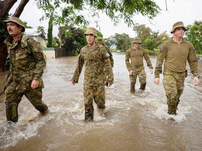 Photo fournie par l'armée australienne de militaires patrouillant le 2 février 2019 dans les rues inondées de Townsville pour venir en aide aux habitants - PTE Brodie Cross [AUSTRALIA DEPARTMENT OF DEFENCE/AFP]