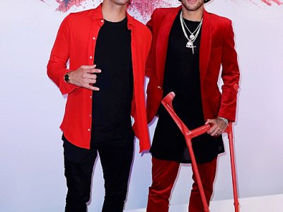 Neymar (à droite) pose avec le surfeur brésilien Gabriel Medina pour sa soirée anniversaire, le 4 février 2019 à Paris - Thomas SAMSON [AFP]