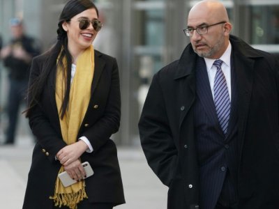Emma Coronel et Eduardo Balarezo, la femme et un des avocats de Joaquin Guzman, dit "El Chapo", à leur départ du tribunal de Brooklyn, le 4 février 2019 à New York - Don Emmert [AFP]