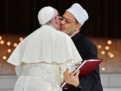 Le pape François et le grand imam d'Al-Azhar, le cheikh Ahmed al-Tayeb, se donnant l'accolade le 4 février à Abou Dhabi - Vincenzo PINTO [AFP]