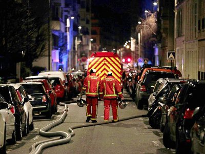 Des pompiers interviennent dans l'incendie d'un immeuble qui a fait sept morts dans le 16e arrondissement de Paris dans la nuit du 4 au 5 février 2019 - Geoffroy VAN DER HASSELT [AFP]