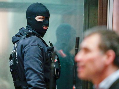 Un policier surveille le box des accusés lors du procès de Mehdi Nemmouche, au tribunal à Bruxelles le 7 février 2019 - STEPHANIE LECOCQ [POOL/AFP]