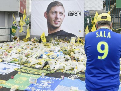Un supporter rend hommage à Emilianio Sala devant le stade de la Beaujoire avant le match de Coupe de France Nantes - Toulouse le 5 février 2019 - Sebastien SALOM-GOMIS [AFP/Archives]