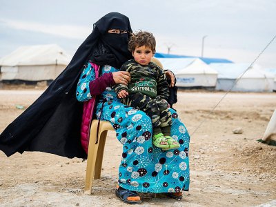 Une femme et un enfant se tiennent devant une tente dans le camp de déplacés d'Al-Hol, dans la province de Hassaké, dans le nord de la Syrie, le 7 février 2019 - FADEL SENNA [AFP]