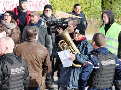 Une centaine de manifestant, encadrée par la gendarmerie nationale, a accueilli Marine Le Pen à Saint-Ebremond-de-Bonfossé. - Jean-Baptiste Bancaud