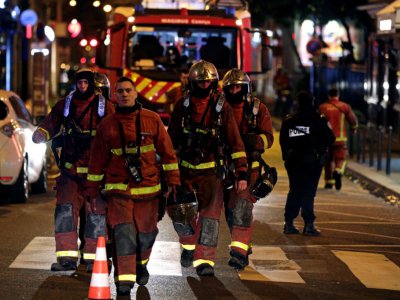 Des pompiers interviennent sur les lieux de l'incendie dans le XVIe arrondissement de Paris, le 5 février 2019 - Geoffroy VAN DER HASSELT [AFP/Archives]