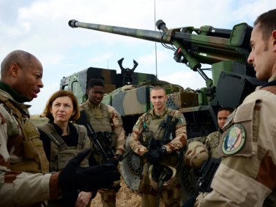 Le général français Jean-Marc Vigilant (G) et la ministre française des Armées Florence Parly (2e G) parlent à des soldats prenant part à l'opération Chammal (volet français de l'opération menée par la coalition internationale contre le groupe jihadi - Daphné BENOIT [AFP]