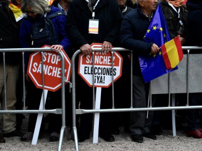 Pancartes contre le chef du gouvernement espagnol Pedro Sanchez à une manifestation le 10 février 2019 à Madrid - OSCAR DEL POZO [AFP]