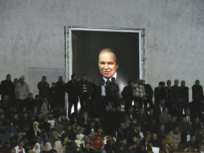 Un portrait du président Abdelaziz Bouteflika lors d'une réunion publique du Front de libération nationale (FLN), le 9 février 2019 à Alger - RYAD KRAMDI [AFP]