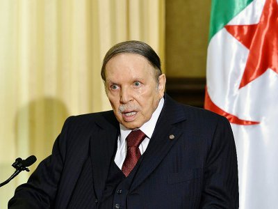 Photo d'archives du président algérien Abdelaziz Bouteflika le 10 avril 2016 à sa résidence à Zeralda près d'Alger - Eric FEFERBERG [AFP/Archives]