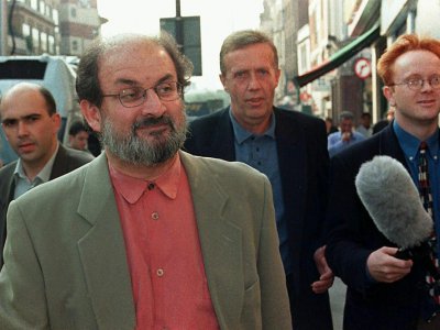 Salman Rushdie sous escorte à Londres en septembre 1998 - JOHNNY EGGITT [AFP/Archives]