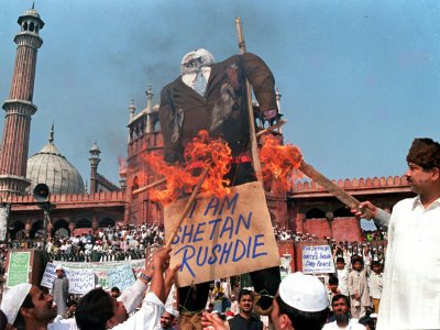 Des indiens musulmans brûlent une effigie de Salman Rushdie en février 1999 près de la grande mosquée de New Delhi - RAVI RAVEENDRAN [AFP/Archives]
