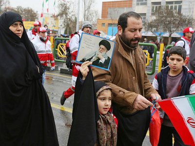 Une fillette iranienne brandit un portrait du guide suprême, l'ayatollah Ali Khamenei, lors des commémorations du 40e anniversaire de la Révolution islamique, le 11 février 2019 à Téhéran - ATTA KENARE [AFP]