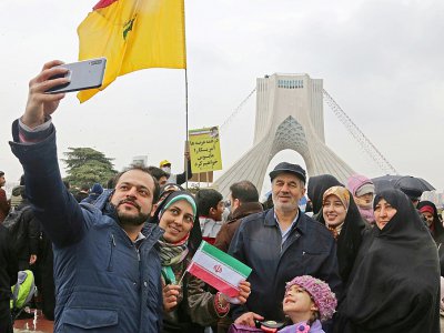 Des Iraniens prennent un selfie avec un téléphone portable lors des célébrations du 40e anniversaire de la Révolution islamique, à Téhéran, le 11 février 2019 - ATTA KENARE [AFP]