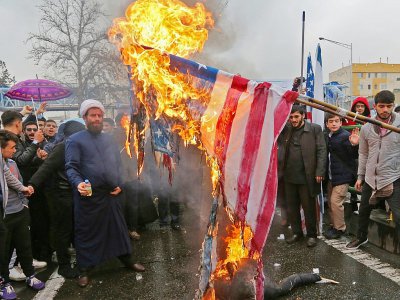 Des Iraniens brûlent un drapeau américain en marge des commémorations du 40e anniversaire de la Révolution islamique, le 11 février 2019 à Téhéran - ATTA KENARE [AFP]