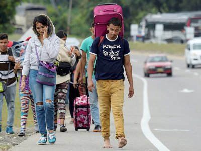 Migrantes venezolanos caminan en la ruta entre las ciudades de Cúcuta a Pamplona, en el norte de Colombia, el 10 de febrero de 2019 - Raul ARBOLEDA [AFP]
